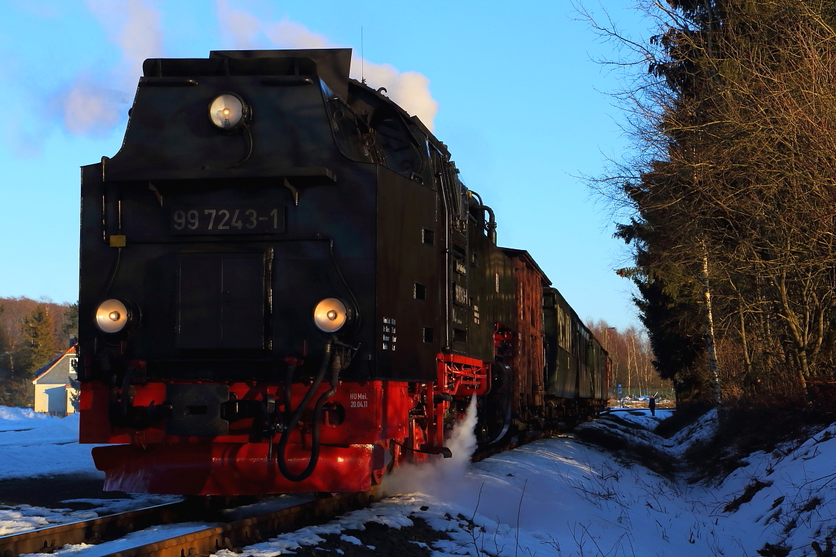 Hier hat der Fotograf mal  Häschen in der Grube  gespielt. ;-) 
99 7243 mit IG HSB-Sonderzug am späten Nachmittag des 13.02.2015, kurz vor Durchfahrt durch die allseits bekannte Wendeschleife, im Bahnhof Stiege.