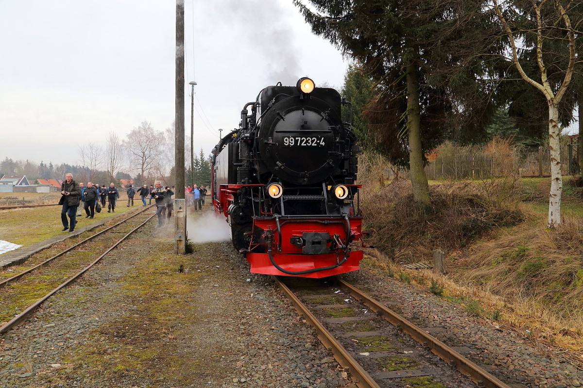 Hier hat nun 99 7232 mit ihrem IG HSB-Sonder-PmG am späten Nachmittag des 25.02.2017 den Endpunkt der heutigen Fahrt, Hasselfelde, erreicht. Die Fahrgäste steigen aus und da uns unsere Reiseleitung bereits mitgeteilt hat, dass sich die Ankunft der Reisebusse für die Rückfahrt nach Wernigerode wohl deutlich verzögern wird, bleibt genügend Zeit, um noch ein paar Bilder auf die Speicherkarten zu bannen. Schließlich steht ja in Kürze noch die Ankunft und Ausfahrt eines Planzuges mit 99 6001 an! ;-)