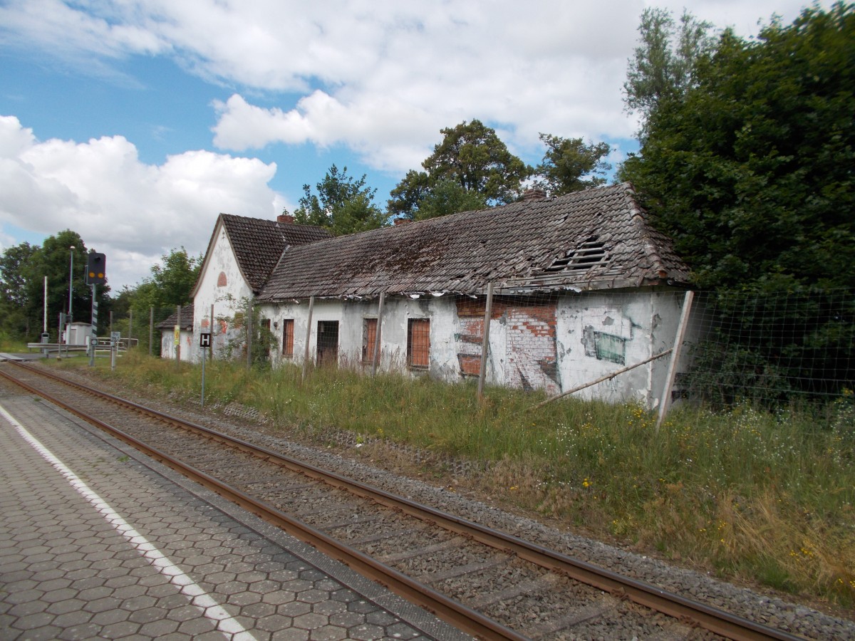 Hier hat die UBB kein Geld mehr in das ehmalige Stationsgebäude von Karlsburg investiert,dafür wurde ein neuer Bahnsteig mit Wartehäuschen angelegt.Aufgenommen am 13.Juli 2014.