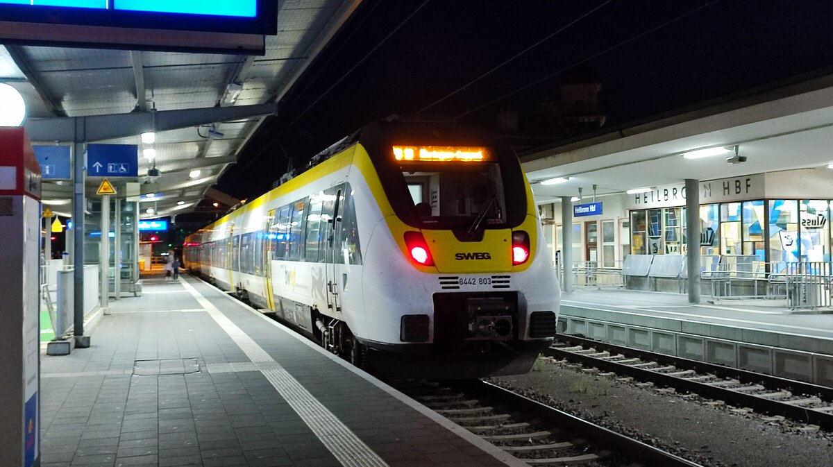 Hier im Heilbronner Hauptbahnhof steht als RB18 (19352) nach Öhringen-Cappel die BR 8442 der SWEG Bahn Stuttgart auf Gleis 2.

Aufgenommen am 28.08.2023 um 05:38 Uhr.