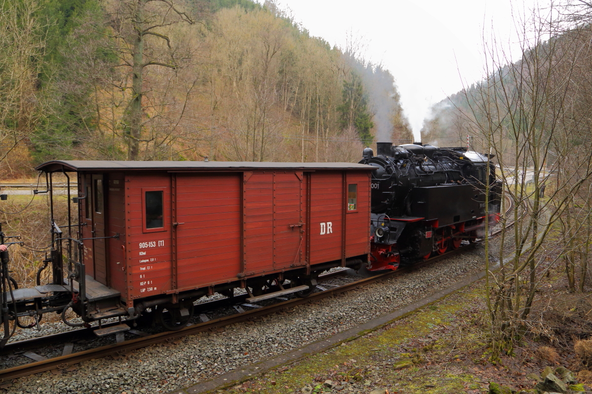Hier heißt es für den Fotografen nun Abschied nehmen von 99 6001 und Sonderzug 1 der IG HSB, welcher hier gerade, kurz hinter dem Bahnhof Eisfelder Talmühle, zur Rückfahrt nach Wernigerode aufbricht. Ich befinde mich bereits im Sonderzug 2, der sich fast gleichzeitig, unter Traktion von 99 5901, zur Rückfahrt nach Quedlinburg in Bewegung setzt. Ein kleines Pfeifkonzert der Loks und beide Züge fahren wieder getrennte Wege. (Aufnahme vom 07.02.2016)