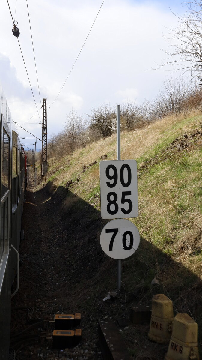 Hier hilft nur Streckenkenntniss oder die genaue Kenntniss der CD Signalvorschrift.
Strecke Žatec - Chomutov. 09.04.2022  17:27 Uhr.