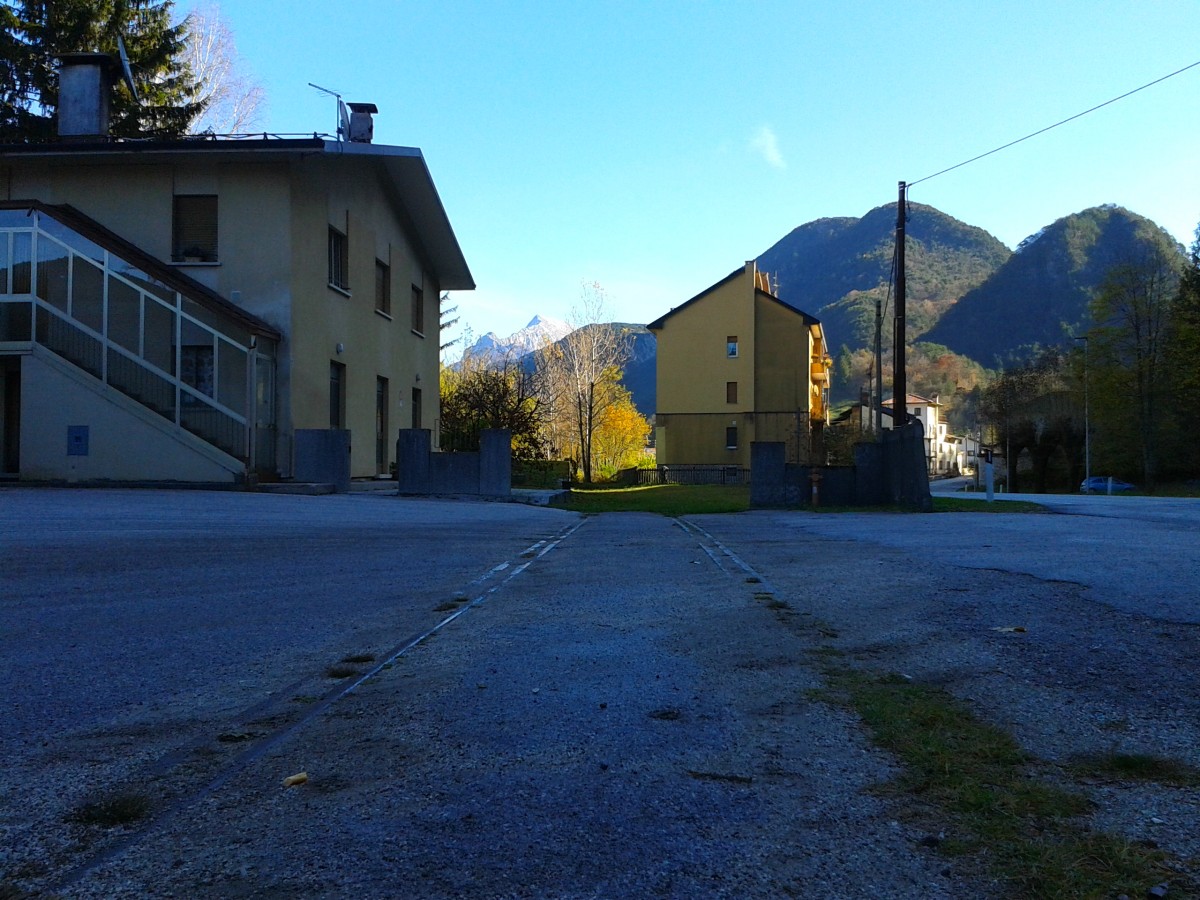 Hier hinter dem ehemaligen Bahnhof Resiutta, ist noch eines der letzten Gleise der alten Pontebbana übrig geblieben. Aufgenommen am 8.11.2015