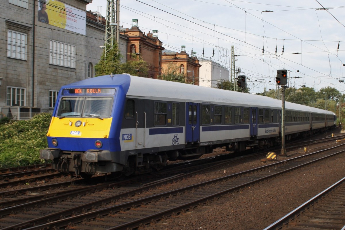 Hier HKX1801 von Kln Hbf. nach Hamburg-Altona, bei der Ausfahrt am 4.10.2013 aus Hamburg Hbf. Zuglok war 182 534-8.