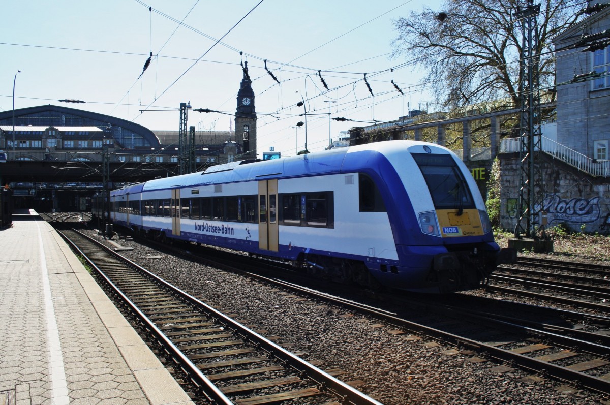 Hier HKX1802 von Hamburg-Altona nach Köln Hbf., bei der Einfahrt am 16.4.2014 in Hamburg Hbf. Zuglok war 182 534-8.