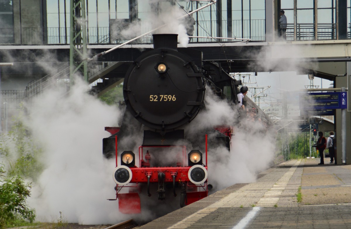 Hier hüllt sich die 52 7596 bei der Ausfahrt aus dem Heidelberger Hbf nach Sinsheim erst einmal in Dampfwolken....29.5.2014