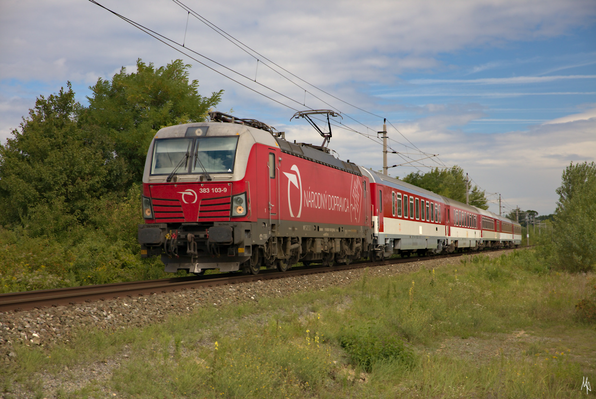 Hier der IC 44 von Bratislava nach Wien, festgehalten kurz vor Gattendorf. (04.09.2020)