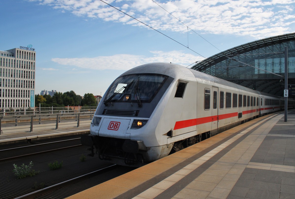 Hier IC2074 von Dresden Hbf. nach Westerland(Sylt), bei der Ausfahrt am 17.8.2013 aus Berlin Hbf. Schublok war 120 157-3. 