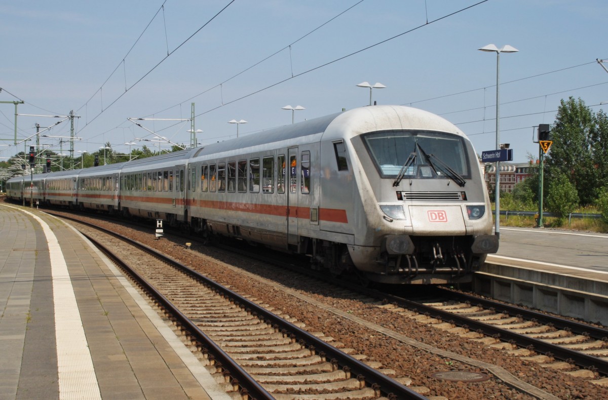 Hier IC2373 von Stralsund Hbf. nach Karlsruhe Hbf., bei der Ausfahrt am 21.7.2014 aus Schwerin Hbf. Zuglok war 101 140-2. 
