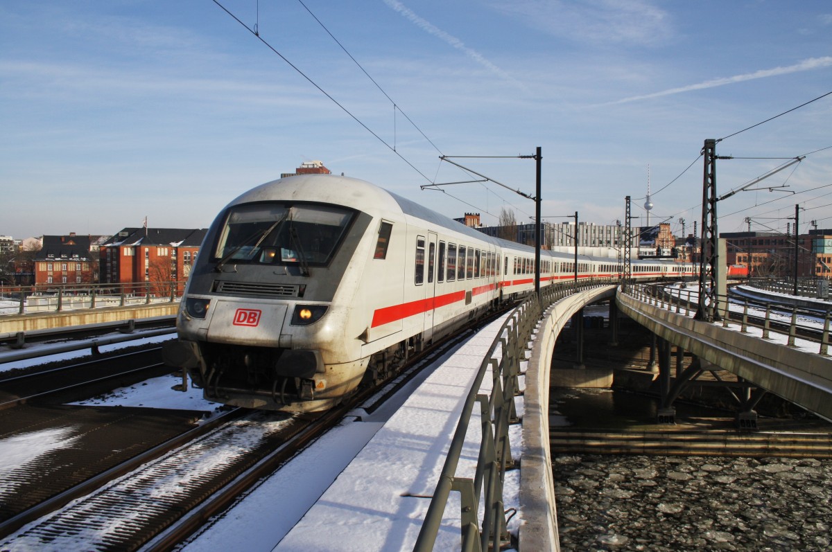 Hier IC2385 von Berlin Ostbahnhof nach Frankfurt(Main)Hbf., bei der Einfahrt am 1.2.2014 in Berlin Hbf. Schublok war 101 056-0. 