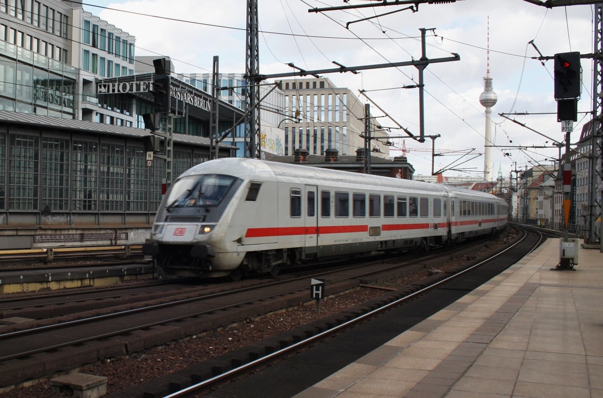 Hier IC2385 von Berlin Ostbahnhof nach Frankfurt(Main) Hbf., bei der Durchfahrt am 15.3.2014 durch Berlin Friedrichstraße, in Richtung Berlin Hbf. Schublok war 101 037-0. 