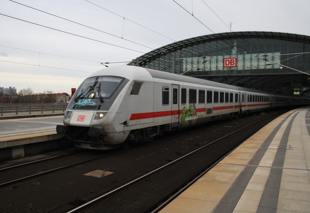Hier IC2385 von Berlin Ostbahnhof nach Frankfurt(Main) Hbf., bei der Ausfahrt am 13.12.2014 aus Berlin Hbf. Schublok war 101 064-4.