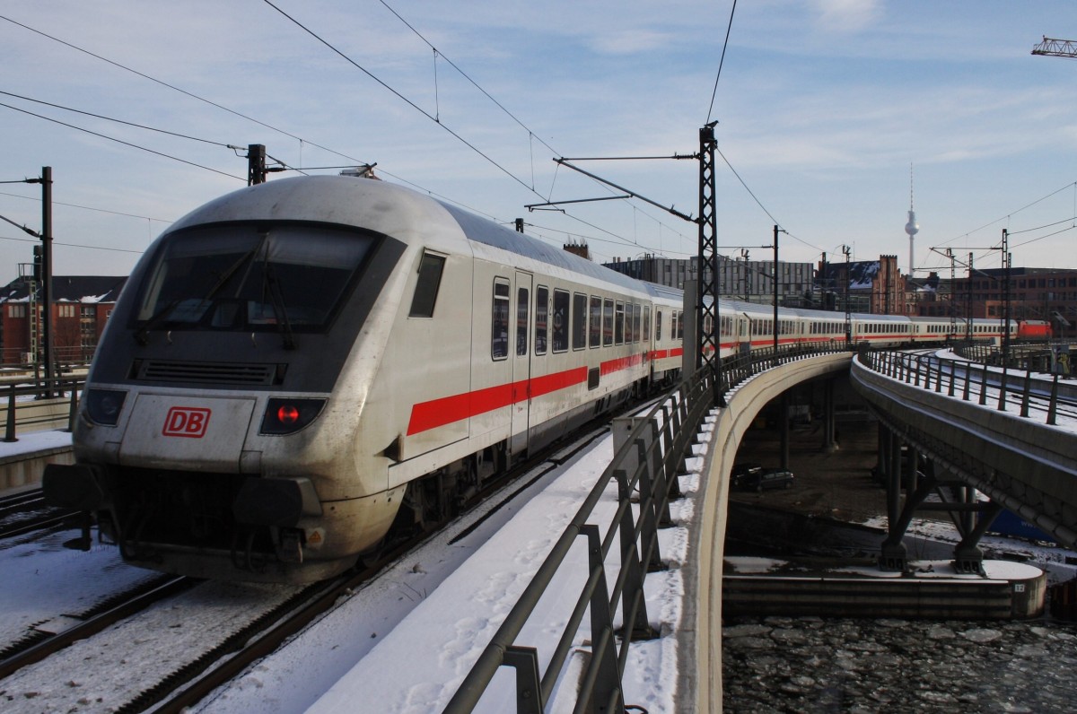 Hier IC2388 von Frankfurt(Main) Hbf. nach Berlin Ostbahnhof, bei der Ausfahrt am 1.2.2014 aus Berlin Hbf. Zuglok war 101 056-0.