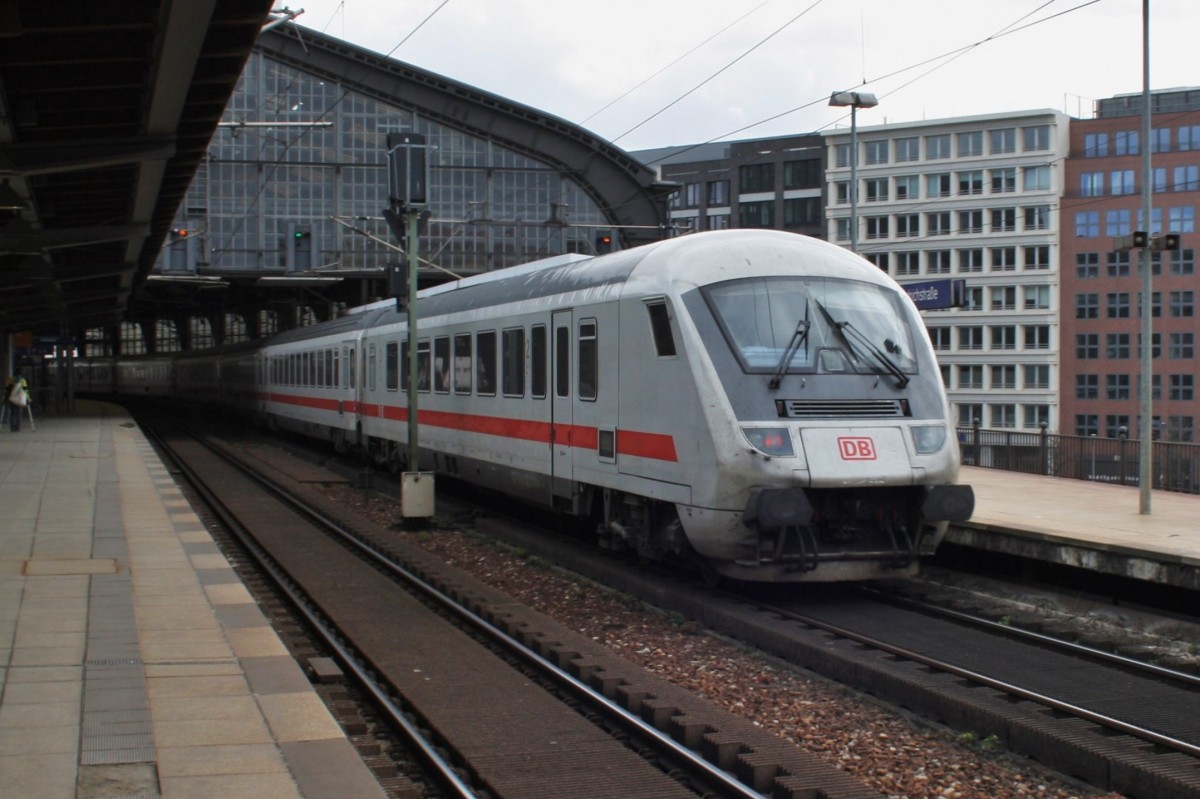 Hier IC2388 von Frankfurt(Main) Hbf. nach Berlin Ostbahnhof, bei der Durchfahrt am 15.3.2014 durch Berlin Friedrichstraße, in Richtung Berlin Alexanderplatz. Zuglok war 101 037-0.