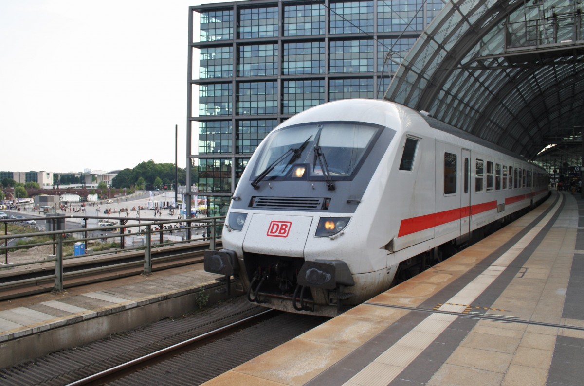 Hier IC2431 von Emden Auenhafen nach Cottbus, bei der Ausfahrt am 26.7.2013 aus Berlin Hbf. Schublok war 101 017-2.