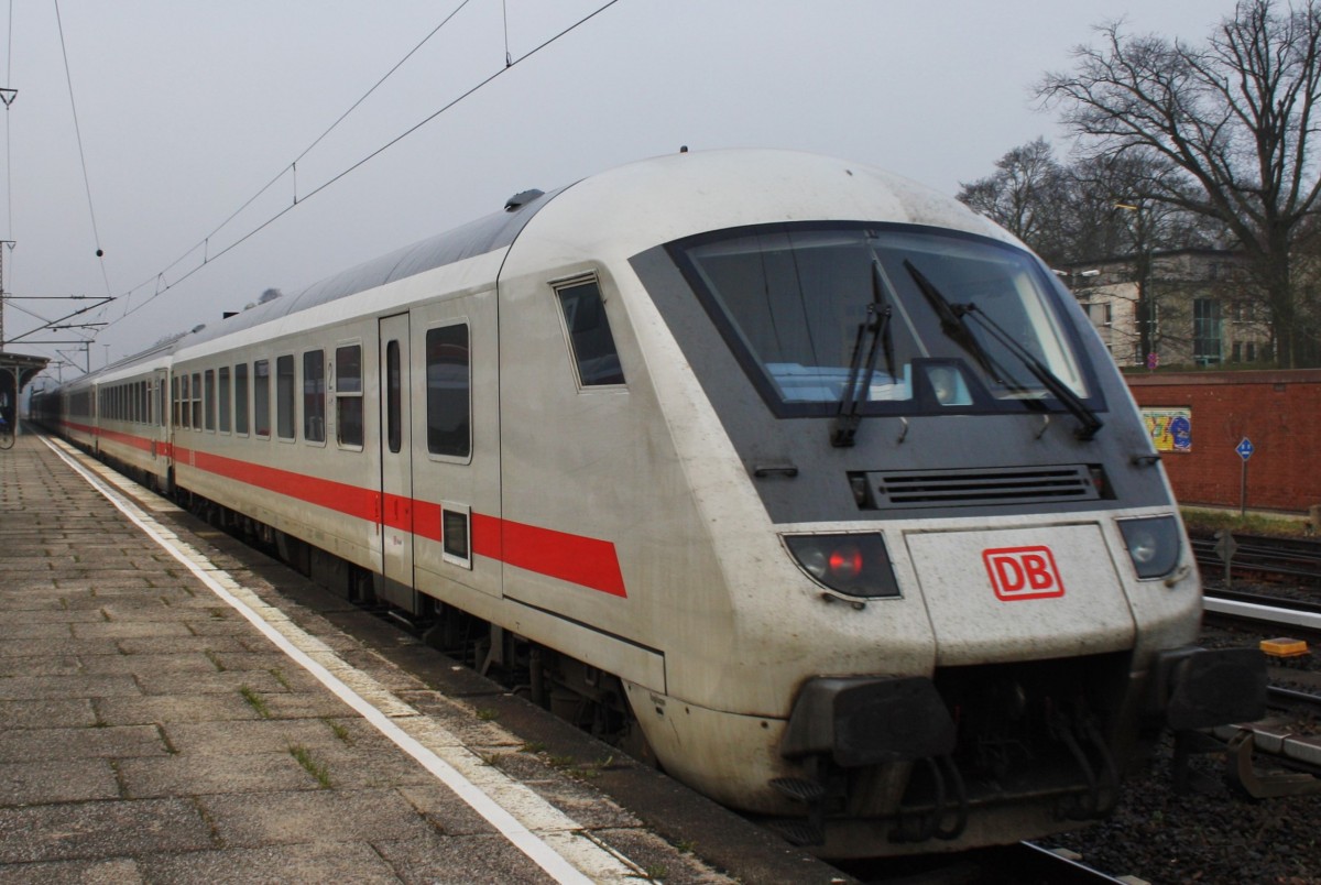 Hier IC2432 von Cottbus nach Emden Hbf., bei der Einfahrt am 29.3.2014 in Berlin Wannsee. Zuglok war 120 111-0.