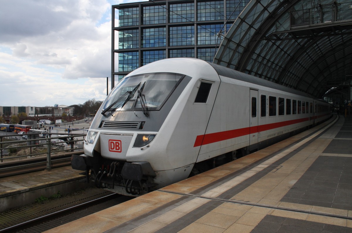 Hier IC2900 von Frankfurt(Main) Hbf. nach Berlin Ostbahnhof, bei der Ausfahrt am 6.4.2015 aus Berlin Hbf. Schublok war 120 138-3.