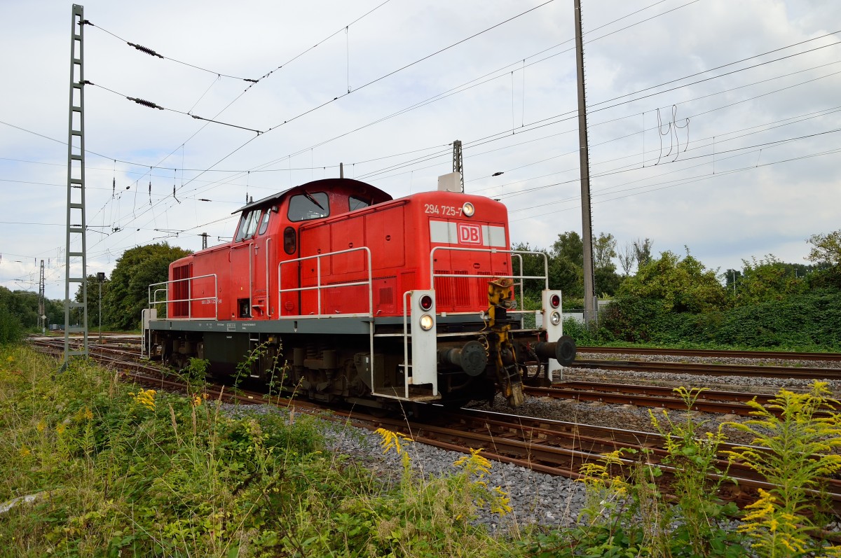 Hier kam die 249 725-7 gerade aus Richtung Neuss in Gleis 5 des Bahnhofs Grevenbroich eingefahren.