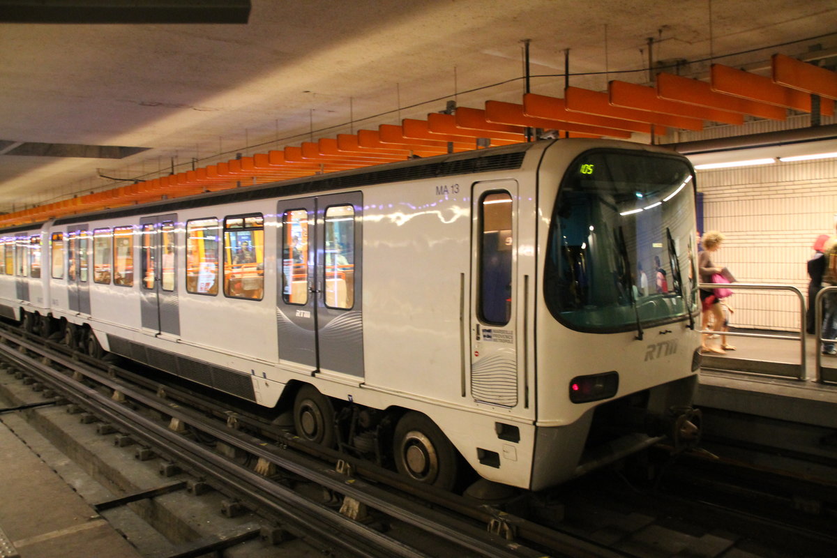 Hier kann man die Besonderheit der Metro von Marseille sehen. Diese fährt auf Gummireifen. So etwas habe ich noch nicht gesehen und musste sofort ein Foto davon machen. Aufgenommen am 28.5.16