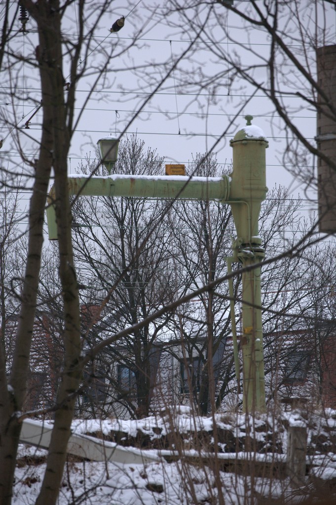 Hier kann sich der Fotograf drehen und wende, wie und wohin er will, die aktuell nicht genutzten Gleise des Güterbahnhofes Dresden Neustadt sind nicht öffentlich zugängig, so dass der Wasserekran aus der Froschperspektive aufgenommen werden muss.
24.01.2014 12:51 Uhr.