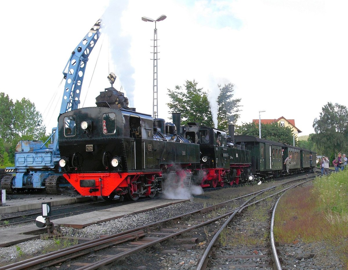 Hier klärte sich die,zumindest für mich,auffällige Unruhe der Schweizer Kollegen auf ihrem Ross auf, es hatte ganz einfach keinen Hafer mehr! Daher waren auch schon auf der Heimfahrt einige geplante Fotohalte kurzfristig ausgefallen. Kurz entschlossen ging es in Gernrode mit dem Zug und dessen Besatzung mit einigem Schmunzeln in den  Gesichtern der Fotografen an die Futterkrippe,sprich an den einladenen Kohlehaufen.11.08.2012