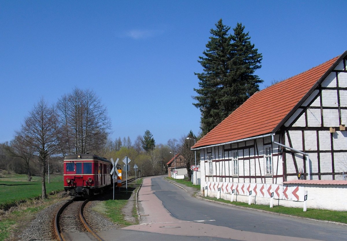 Hier klappte es mit einem Fotostop nochmal, der 187 025 hat den Bahnhof Straßberg verlassen und rollt auf den Bahnübergang an der Selkebrücke zu. 09.04.2011 