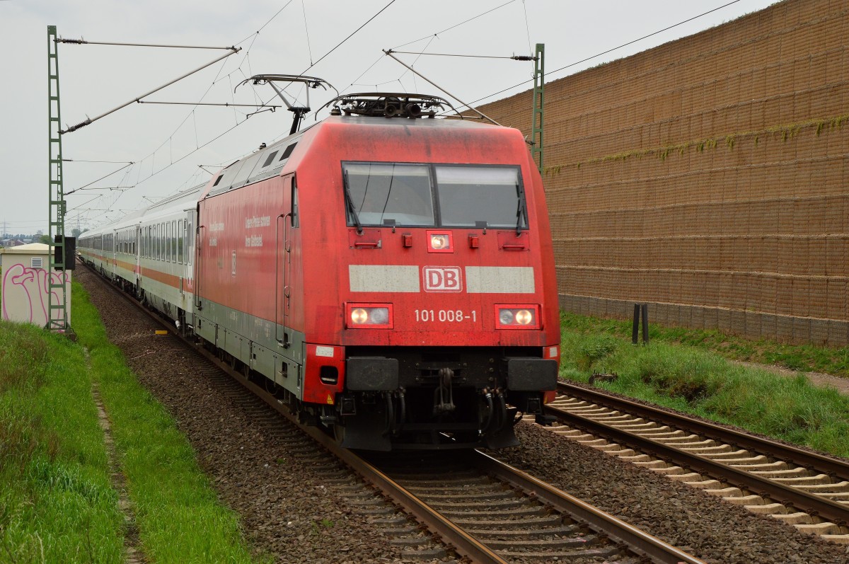 Hier kommt die 101 008-1 einer S11 hinterher gezockelt.
Ebend hat sie noch vorm Blocksignal vor Allerheiligen gestanden und nimmt langsam wieder Fahrt auf, um die S-Bahn dann in Norf entlich überholen zu können. 27.4.2014