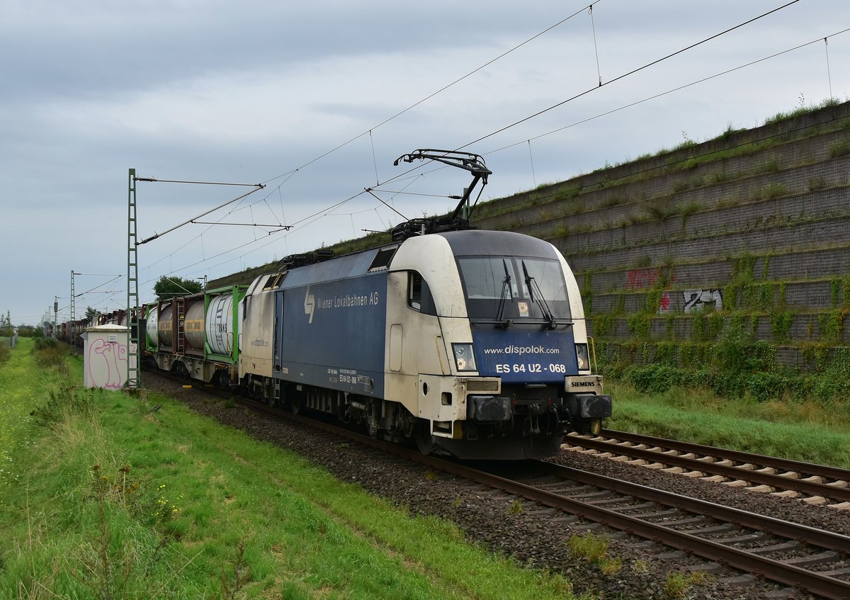 Hier kommt die 182 568-8 der Wiener Lokalbahn AG mit einem Kastelzug bei Allerheiligen am Fotografen vorüber gefahren. Freitag 25. August 2017.