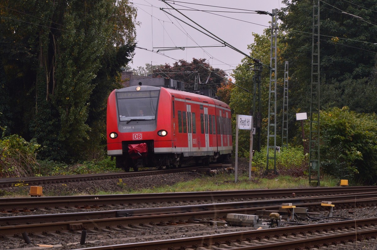 Hier kommt der 425 039-5 an der Spitze eines RE8 Zuges nach Mönchengladbach Hbf in den Rheydter Hbf am Samstag den 10.10.2015 eingefahren.
