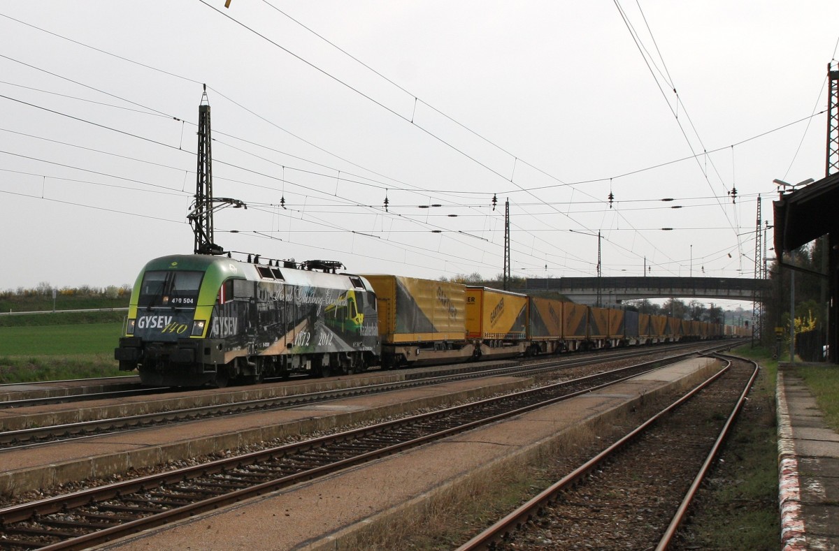 Hier kommt die 470 504-1 ``140 Jahre Raaberbahn`` mit einem KLV/Containerzug von Sopron Richtung Linz gefahren. Hier bei der Durchfahrt am 31.3.2014 in Kirchstetten.