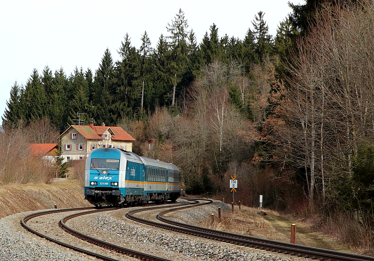  Hier kommt Alex  würde es wohl bei den Toten Hosen heissen, der Bahnfotograf beschränkt sich allerdings auf die Fakten: 223 065 ist am 15.03.2018 mit einem ALEX nach München kurz vor Röthenbach (Allgäu) unterwegs