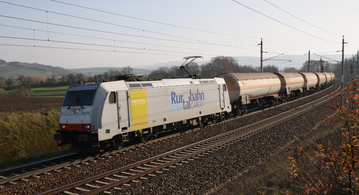 Hier kommt bei Böheimkirchen auf der Westbahn am Vormittag des 14.11.2014 die 185 637-6 der Rurtalbahn Cargo mit einem Kesselzug vorbei. Beladen ist der Zug mit Kohlenwasserstoffgas, verflüssigt.  