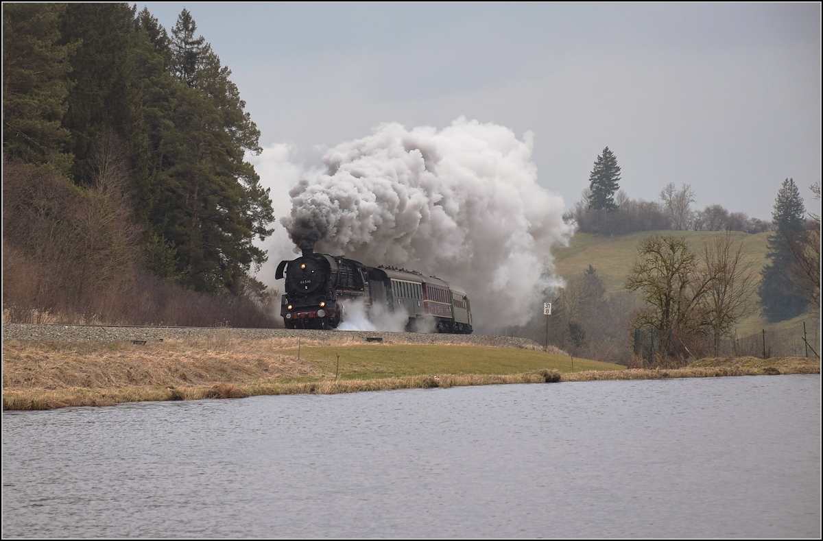 Hier kommt beim Kraftwerk Ruderatshofen die 44 546 um die Ecke. Bis Günzach werden dabei wohl noch einige Liter Dampf produziert. Februar 2018.