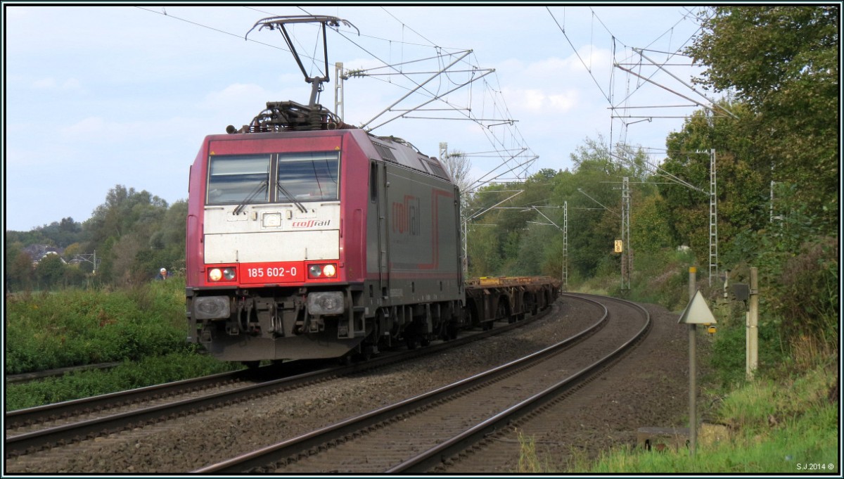 Hier kommt die Crossrail 185 602-0 mit einen leeren Aufliegerzug in den Gleisbogen bei Rimburg gefahren.Szenario bildlich festgehalten am 11.Oktober vom BÜ aus.