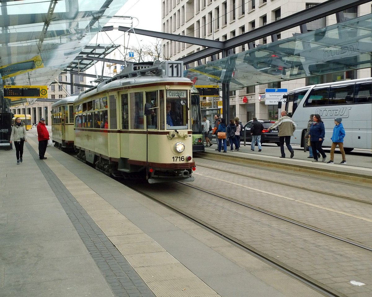 Hier kommt der Große Hecht in der Wilsdrufer Straße angefahren, es ist der 08.04.2017.
Moderne Architektur des Postplatzes und angrenzender Straßen mit dem Design der alten Straßenbahn, ein in Dresden nicht ungewöhnlicher Kontrast! 