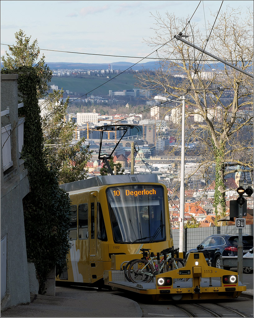 Hier kommt die 'Lok' - 

... die den 'Güterwagen' schiebt. Ankunft des Stadler Zahnradbahnwagen 1102 an der Haltestelle Haigst in Stuttgart-Degerloch.

25.02.2024 (M)