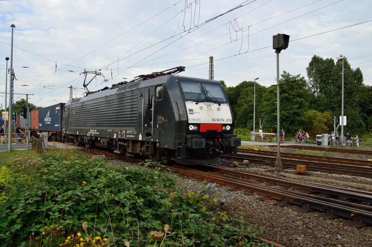 Hier kommt die MRCE 189 210-8 mit einem Containerzug aus Richtung Rheydt in den Bahnhof Grevenbroich eingefahren. 30.5.2013