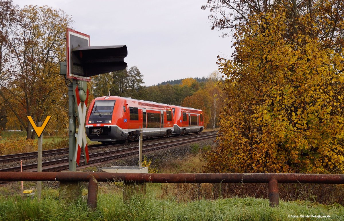 Hier kommt eine Personal-Schulungsfahrt am BÜ in Fattigau daher. Wir haben den 25.10.2013 und die Zug-Crew hat sich den Spass erlaubt und ins ZZ Siemens VT 642 geschrieben.... Erwischt - aber ich habe nur diese Auslösung. Immerhin ist der Zug nicht durch den Mast verdeckt , noeeee. Auch ich hatte die Hoffnung, dass bei dem Bild wenigstens das Blinklicht rot ist. Leider auch Fehlanzeige. Aber ich versichere, der BÜ war eingeschaltet und i.O.....