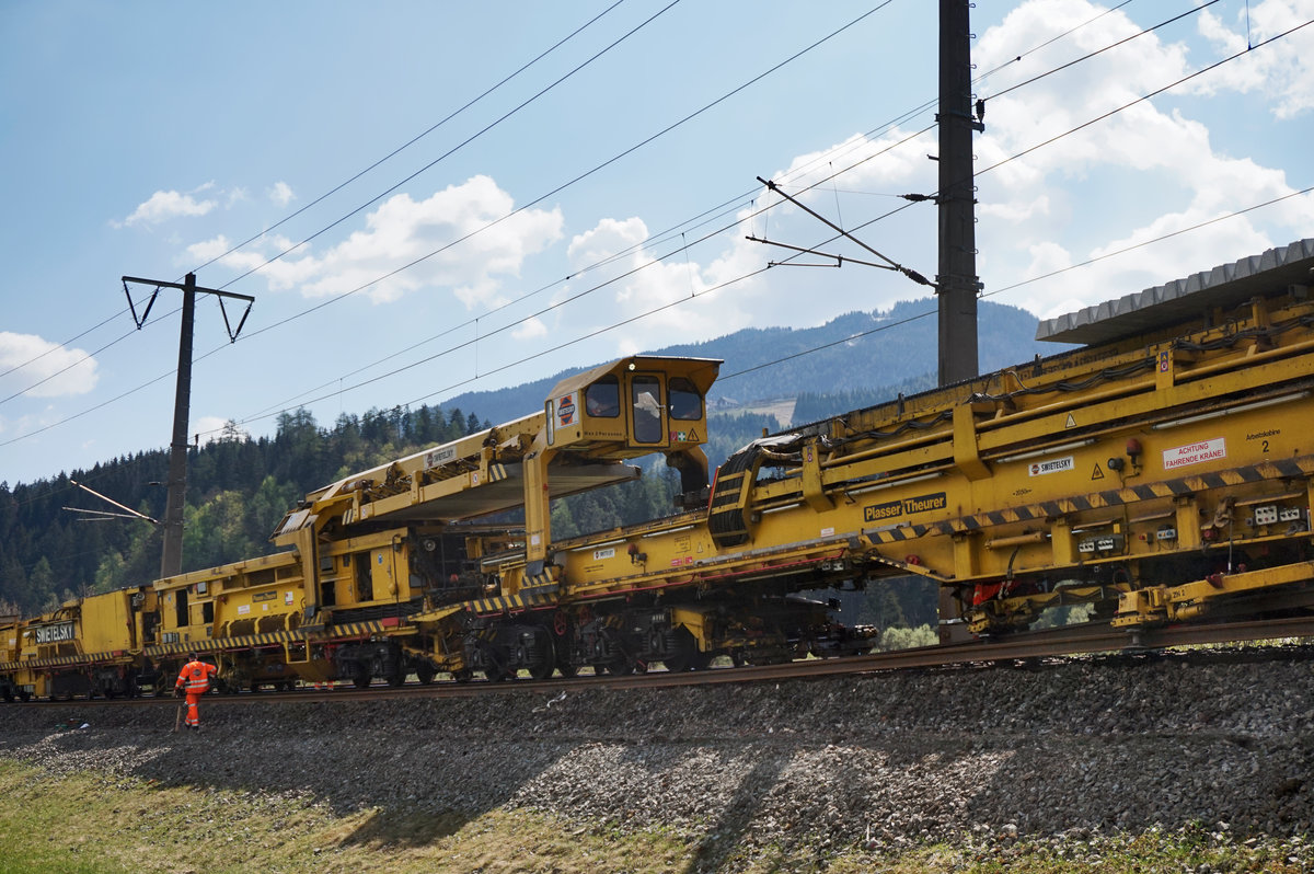Hier kommt soeben der Schwellentransportwagen des RU 800 S mit einer neuen Ladung Schwellen von den Schwellenwagen zurück, um sie wenige Meter weiter vorne abzuladen.
Aufgenommen am 12.4.2016 bei Berg im Drautal.