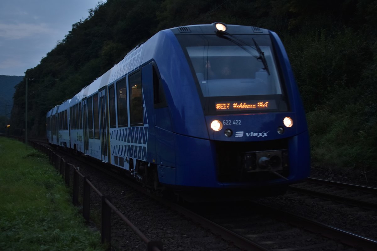 Hier kommt der Vlexx 622 422 als RE17 nach Koblenz Hbf am Abend des 24.9.2017