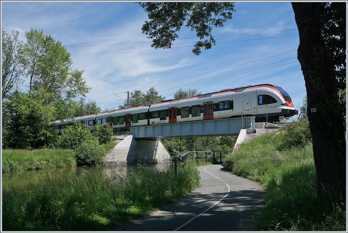 Hier kreuzen sich zwei früher recht bedeutende Verkehrswege: Der 237 km lange und 1784 - 1833 erbaute Rhein-Rhône Kanal und die internationale Bahnstrecke Paris - Belfort - Morvillars - Delle - Bern - Milano, die im hier zu sehenden Abschnitt von der  EST  nach dem verloren Krieg 11871 und dem damit verbundenen Verlust des Elsass, am 13. August 1877 eröffnet wurde. 
 
Heute werden beide Verkehrswege weiterhin genutzt. Der Kanal eher für den lokalen, touristischen Verkehr und die Bahnstreck verdankt ihre Wiedereröffnung am 8.12.2018 hauptsächlich dem TGV-Anschluss-Verkehr in Belfort-Montbélier. 

Im Bild der SBB RABe 522 205-7, der als RE 18175 auf dem Weg von Meroux nach Biel/Bienne über die 21 Meter lange Brücke des Rhein-Rhône-Kanal fährt . 

1. Juni 2019