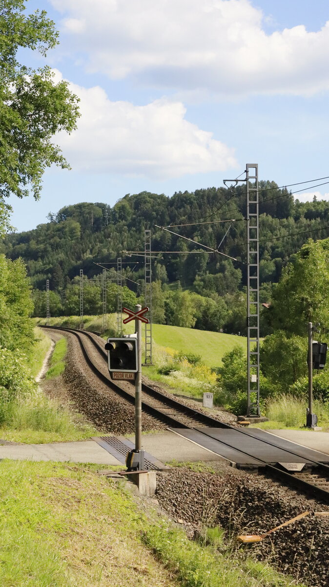Hier kreuzt die Radroute  Nr.  4072  die Strecke Lichkov- Ústí nad Orlicí (deutsch Wildenschwert)
17.06.2022 16:52 Uhr, vor Letohrad. Von Lichkov über Letohrad -Ústí nad Orlicí (deutsch Wildenschwert) bis Choceň (deutsch Chotzen) kan man dann auf der Radroute 18 fast immer im Tal der Stillen Adler (Tichá Orlice) neben der Bahn herfahren und mit etwas Zeit tolle Fotos schießen, wenn nicht die Tagestemperatutr auf 35 Grad steigt.....
