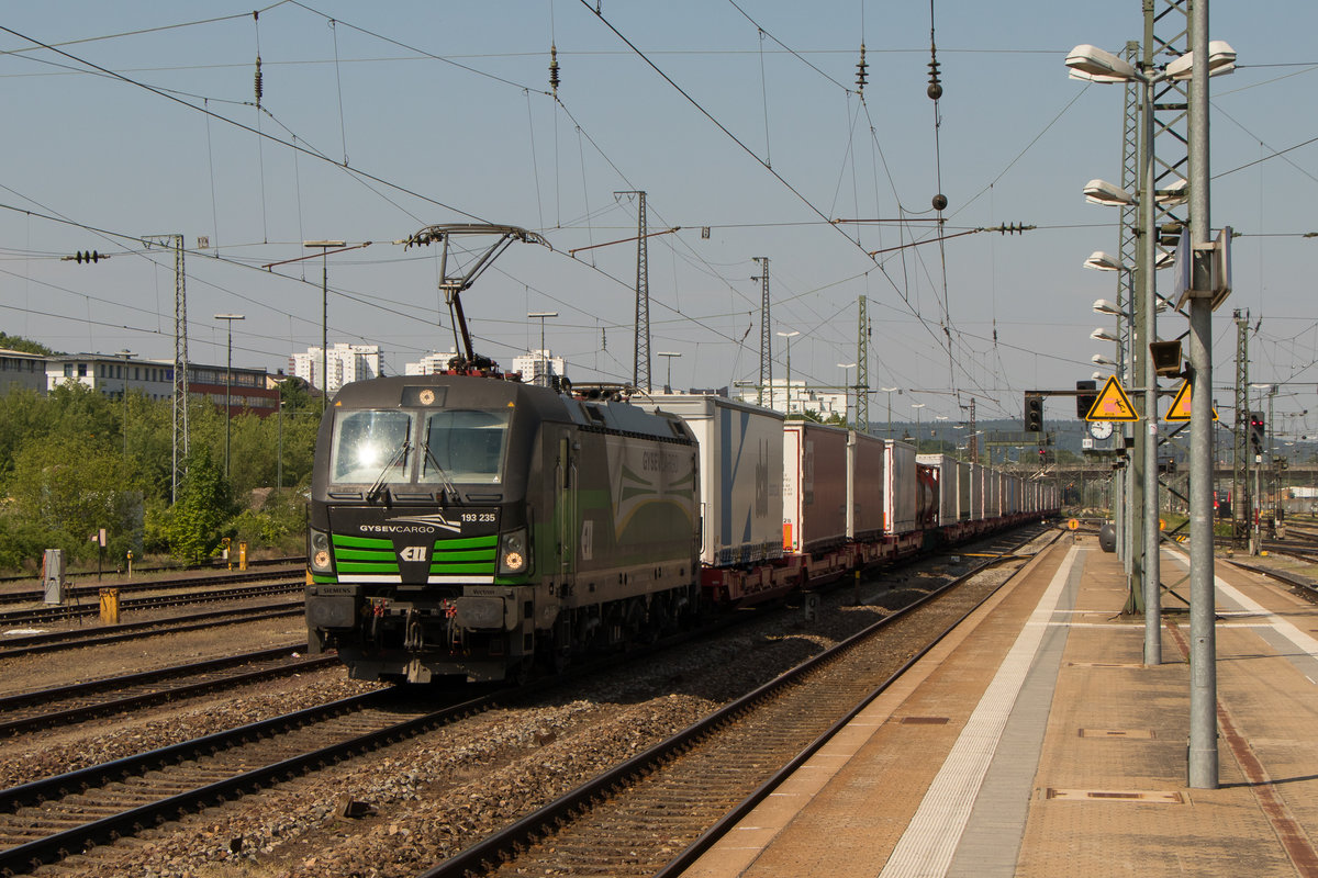 Hier kündigt sich Ungarn schon mal an. Die 193 235-9 von GYSEV-Cargo. Aufgenommen am 10. Mai 2018 in Regensburg.