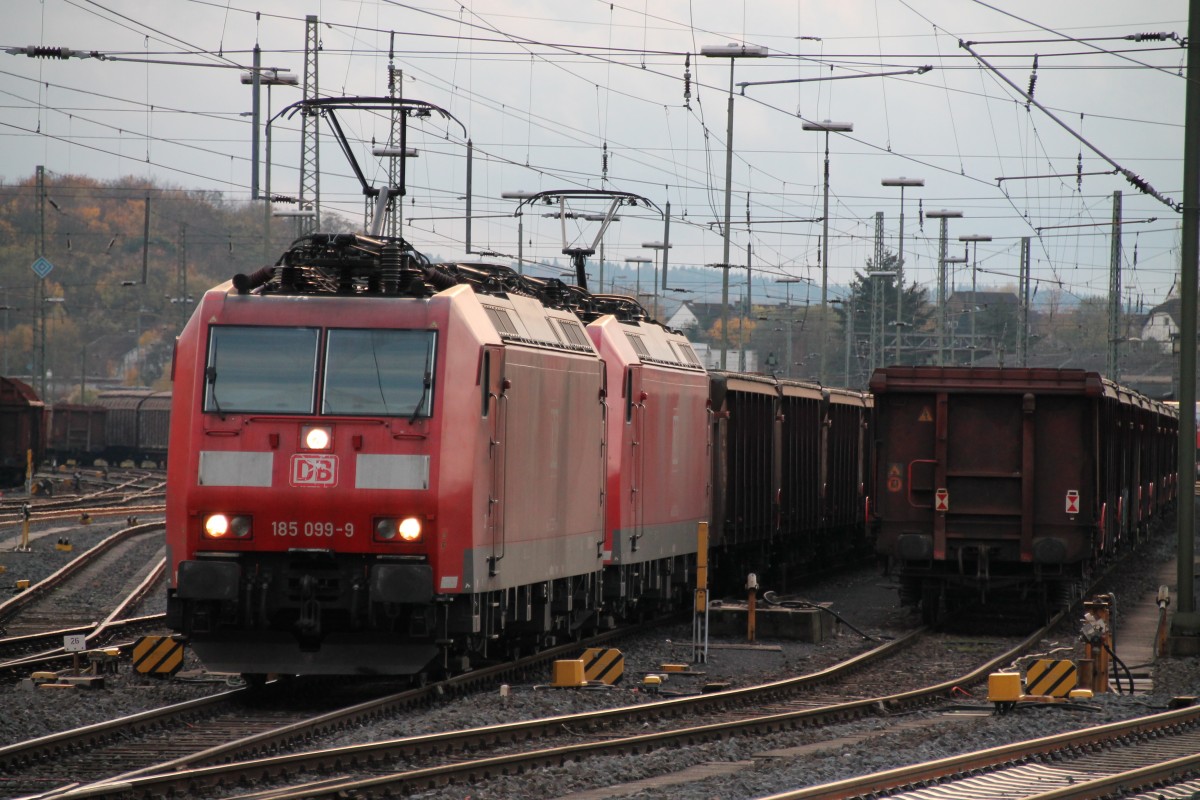 Hier kuppeln 185 099 und 185 122 gerade an ihren Tonzug am 10.11.13 in Limburg an um ihn durch die Schweiz nach Italien zu bringen.