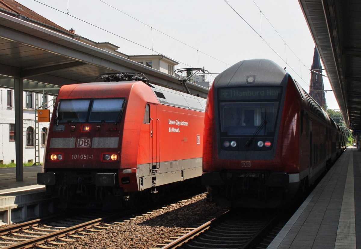 Hier links 101 051-1 mit IC2376  Strelasund  von Karlsruhe Hbf. nach Stralsund Hbf. und rechts ein RE1 (RE4334)  Hanse-Express  von Schwerin Hbf. nach Hamburg Hbf. (Zuglok war 120 205-0), diese beiden Züge begegneten sich am 21.7.2014 in Schwerin Hbf.