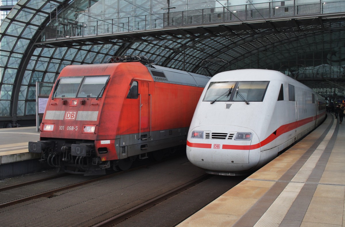 Hier links 101 068-5 mit IC141 von Amsterdam Centraal nach Berlin Ostbahnhof und rechts 401 065-8 als ICE691 nach Ulm Hbf., diese beiden Züge standen am 6.4.2015 in Berlin Hbf. 