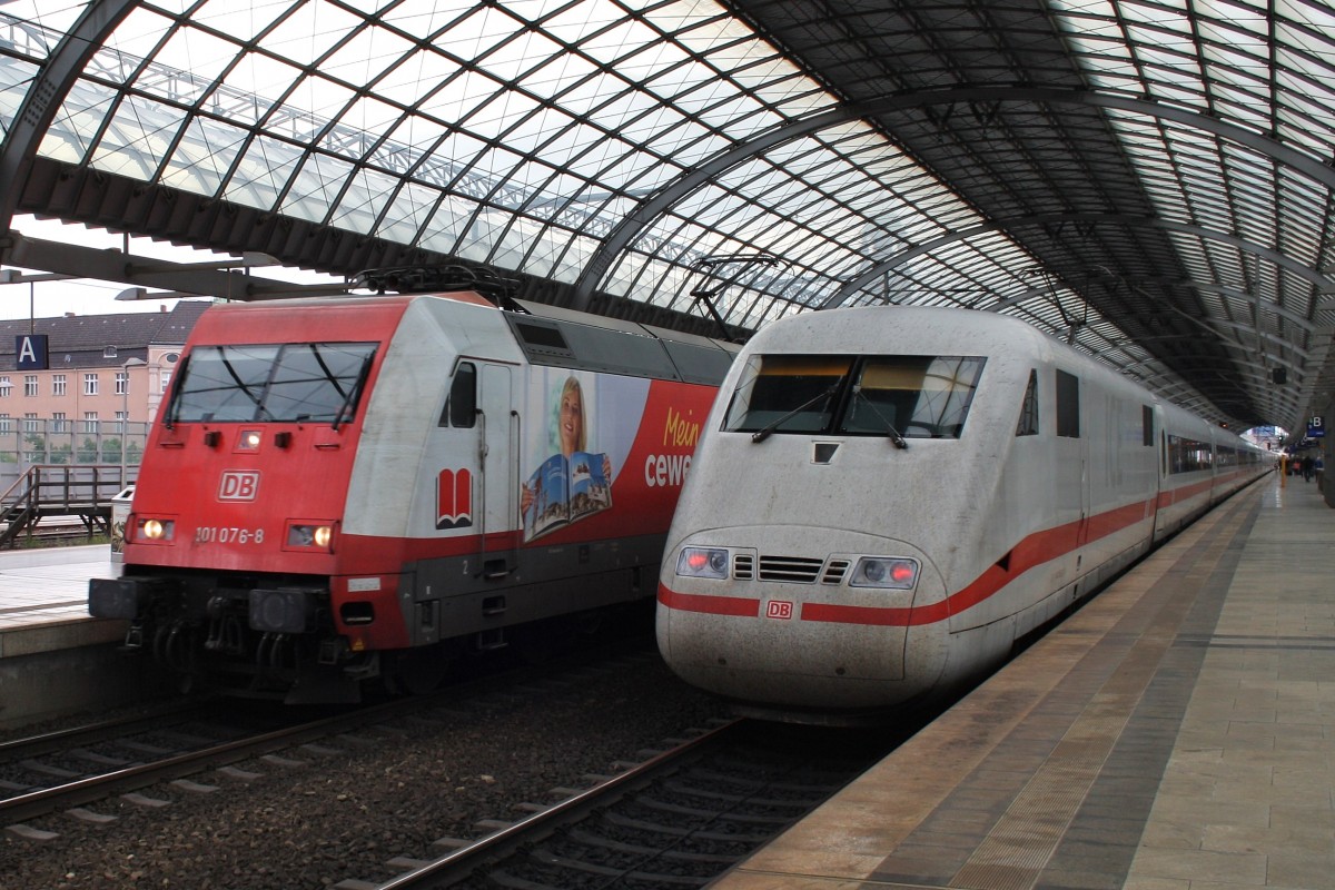 Hier links 101 076-8 mit IC2074 von Dresden Hbf. nach Westerland(Sylt) und rechts 401 065-8  Crailsheim  als ICE793 von Hamburg-Altona nach Leipzig Hbf., diese beiden Züge begegneten sich am 25.7.2015 in Berlin Spandau. 