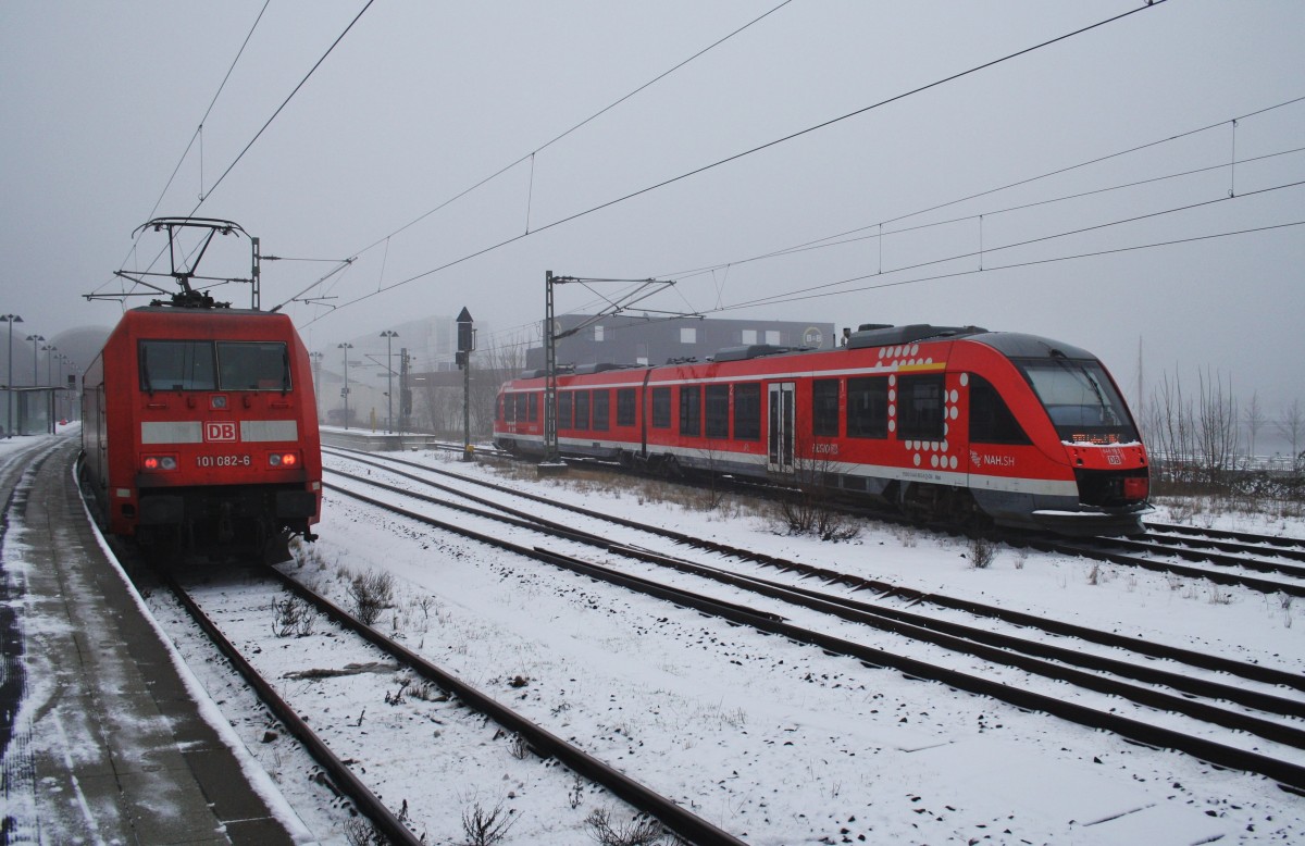Hier links 101 082-6 mit IC2229 von Kiel Hbf. nach Frankfurt(Main) Hbf. und rechts 648 963-6 als RE83 (RE21619) von Kiel Hbf. nach Lüneburg, diese beiden Züge begegneten sich am 23.1.2016 in Kiel Hbf.