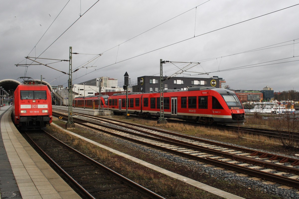 Hier links 101 118-8 mit IC2229 von Kiel Hbf. nach Nürnberg Hbf. und rechts 648 347-2  Ratekau  mit 648 452-0 als RE83 (RE21612) von Lüneburg nach Kiel Hbf., diese beiden Züge begegneten sich am 3.2.2016 in Kiel Hbf.