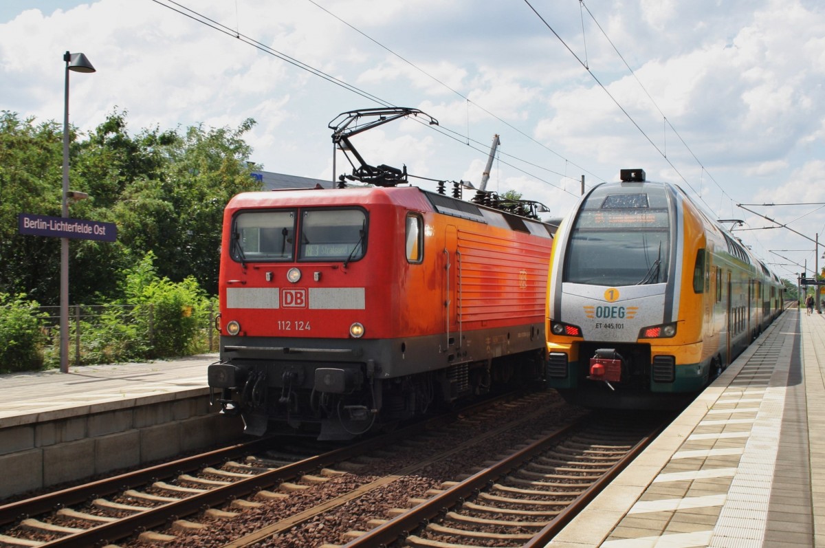 Hier links 112 124 mit einem RE3 (RE18312) von Elsterwerda nach Stralsund Hbf. und rechts 445 101-9 als RE4 (RE84015) von Rathenow nach Ludwigsfelde, diese beiden Züge begegneten sich am 22.7.2014 in Berlin Lichterfelde Ost.  